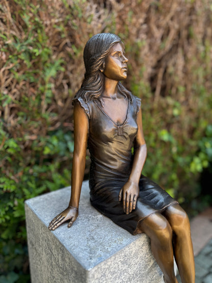 Girl sitting in bronze - Garden statue - Decoration