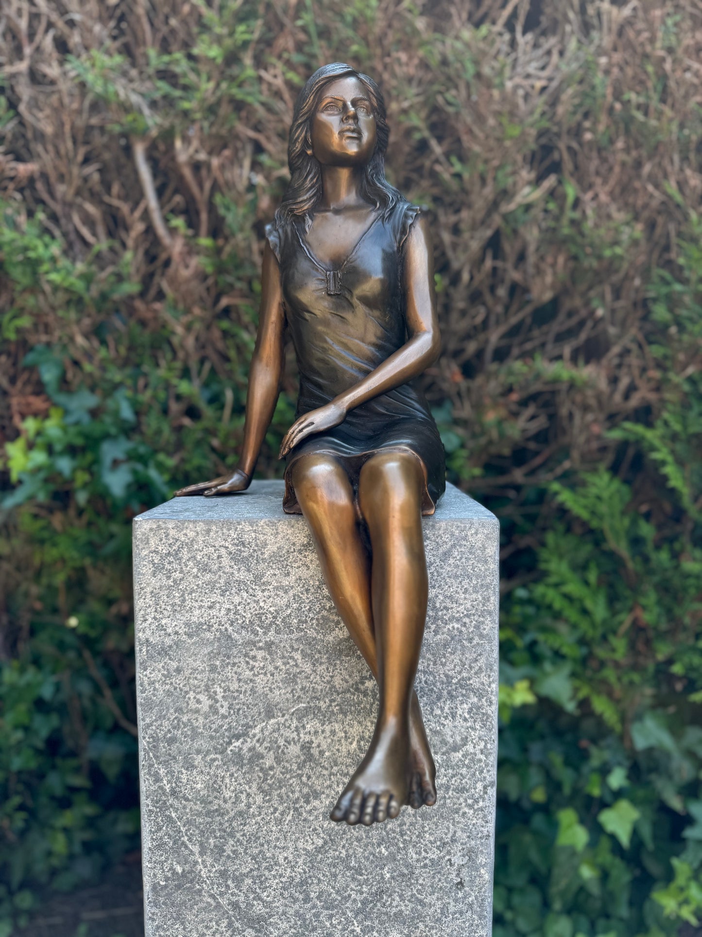 Girl sitting in bronze - Garden statue - Decoration