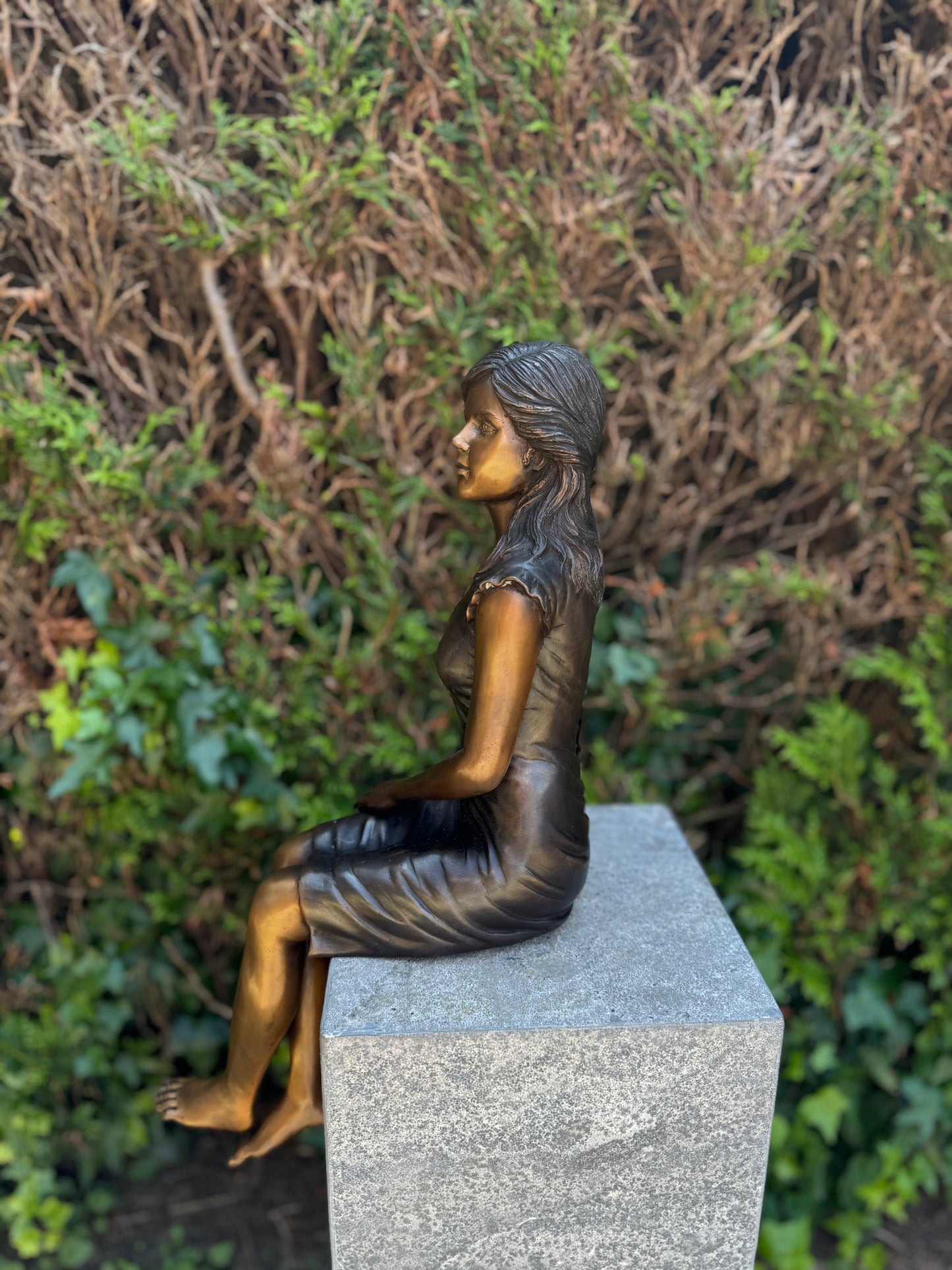 Menina sentada em bronze - Estátua de jardim - Decoração