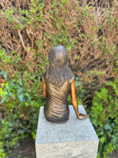 Girl sitting in bronze - Garden statue - Decoration