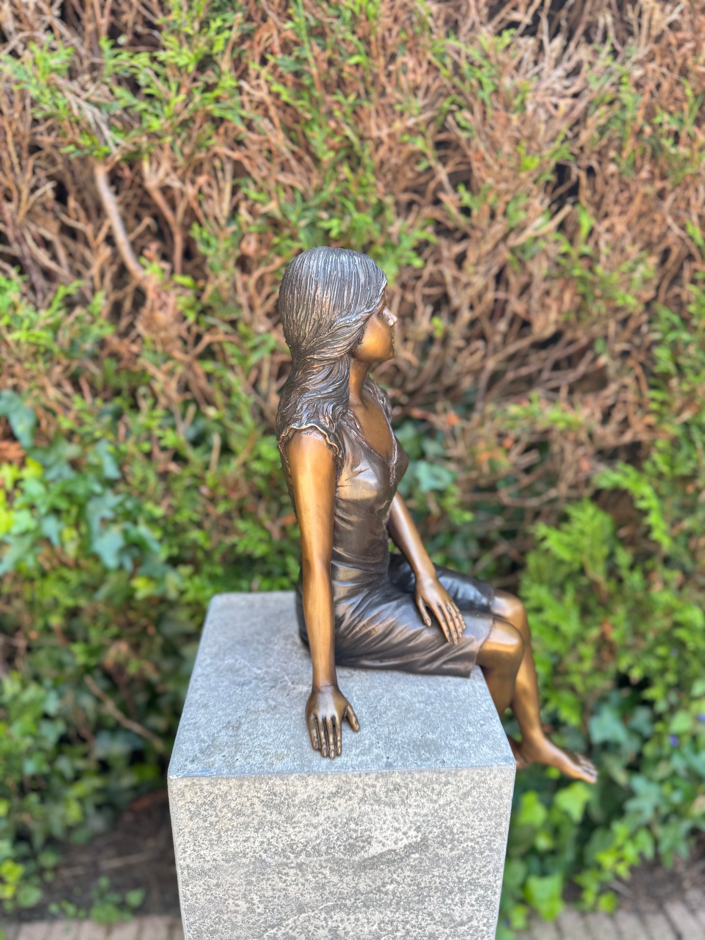 Girl sitting in bronze - Garden statue - Decoration