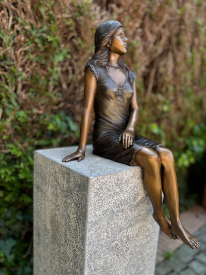 Girl sitting in bronze - Garden statue - Decoration