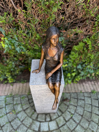 Girl sitting in bronze - Garden statue - Decoration