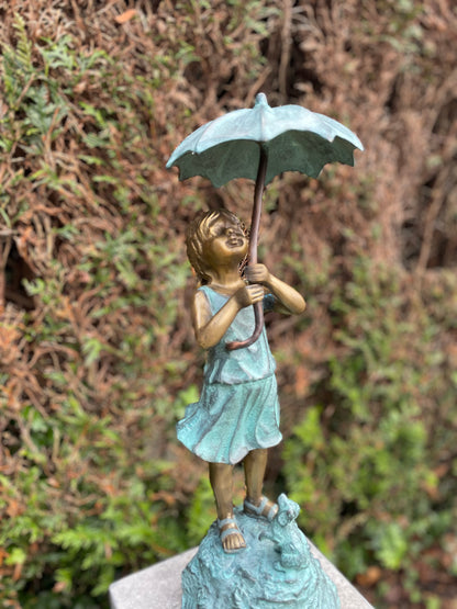 Menina de bronze sob fonte de guarda-chuva - decoração de jardim