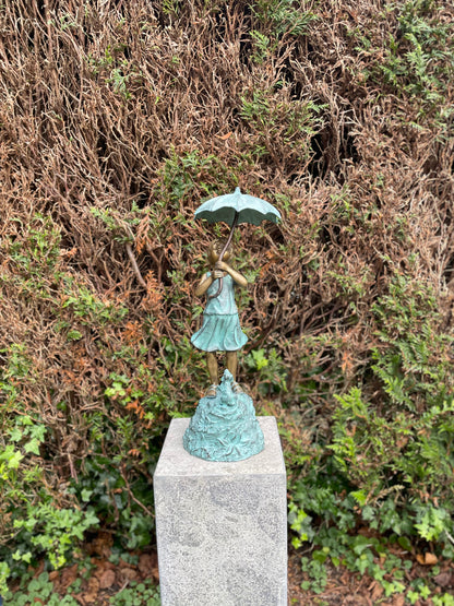 Menina de bronze sob fonte de guarda-chuva - decoração de jardim