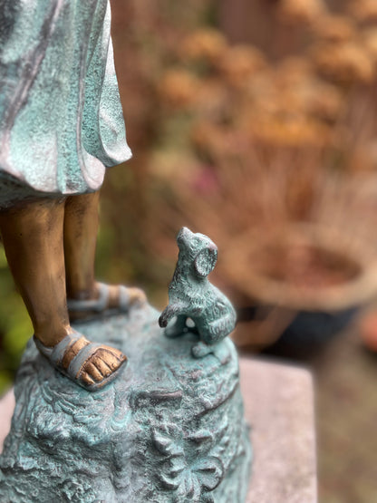 Menina de bronze sob fonte de guarda-chuva - decoração de jardim