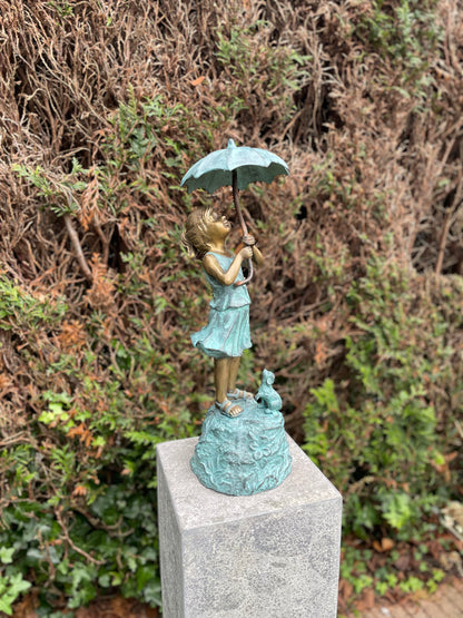 Menina de bronze sob fonte de guarda-chuva - decoração de jardim