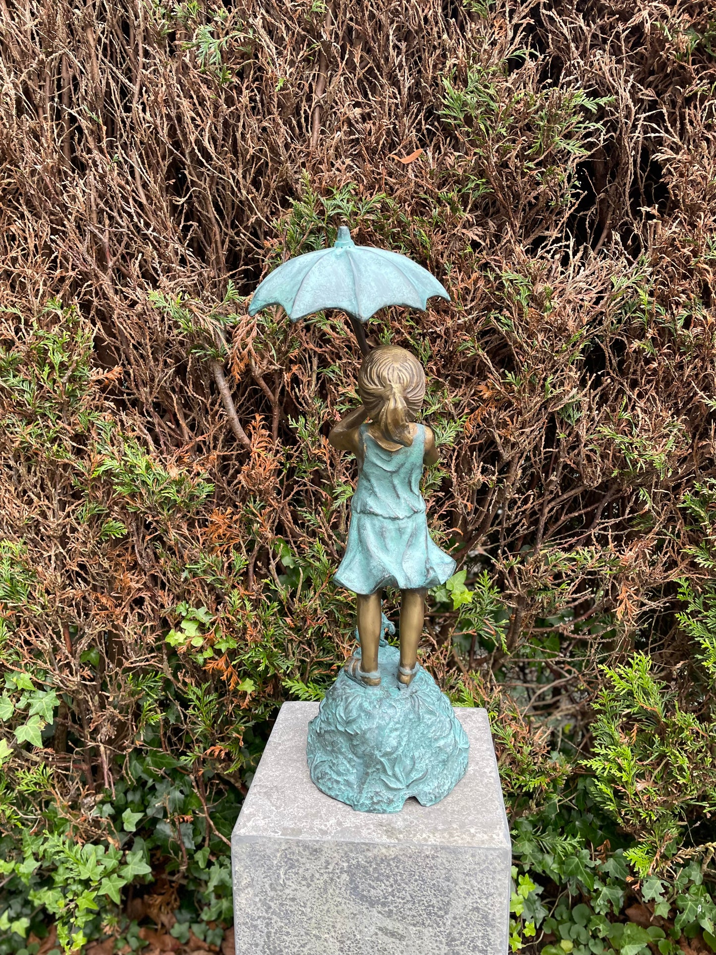 Menina de bronze sob fonte de guarda-chuva - decoração de jardim