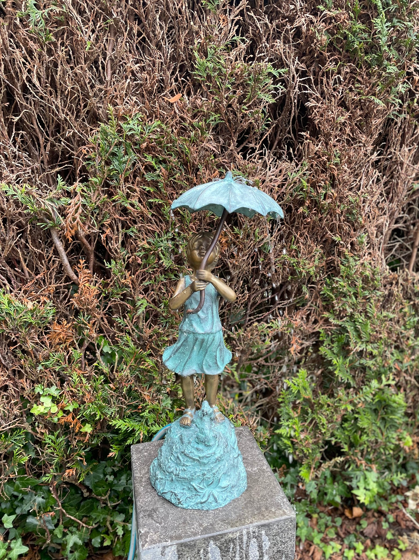 Menina de bronze sob fonte de guarda-chuva - decoração de jardim