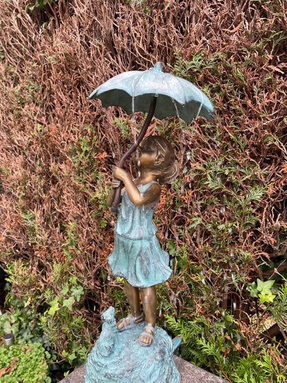 Menina de bronze sob fonte de guarda-chuva - decoração de jardim