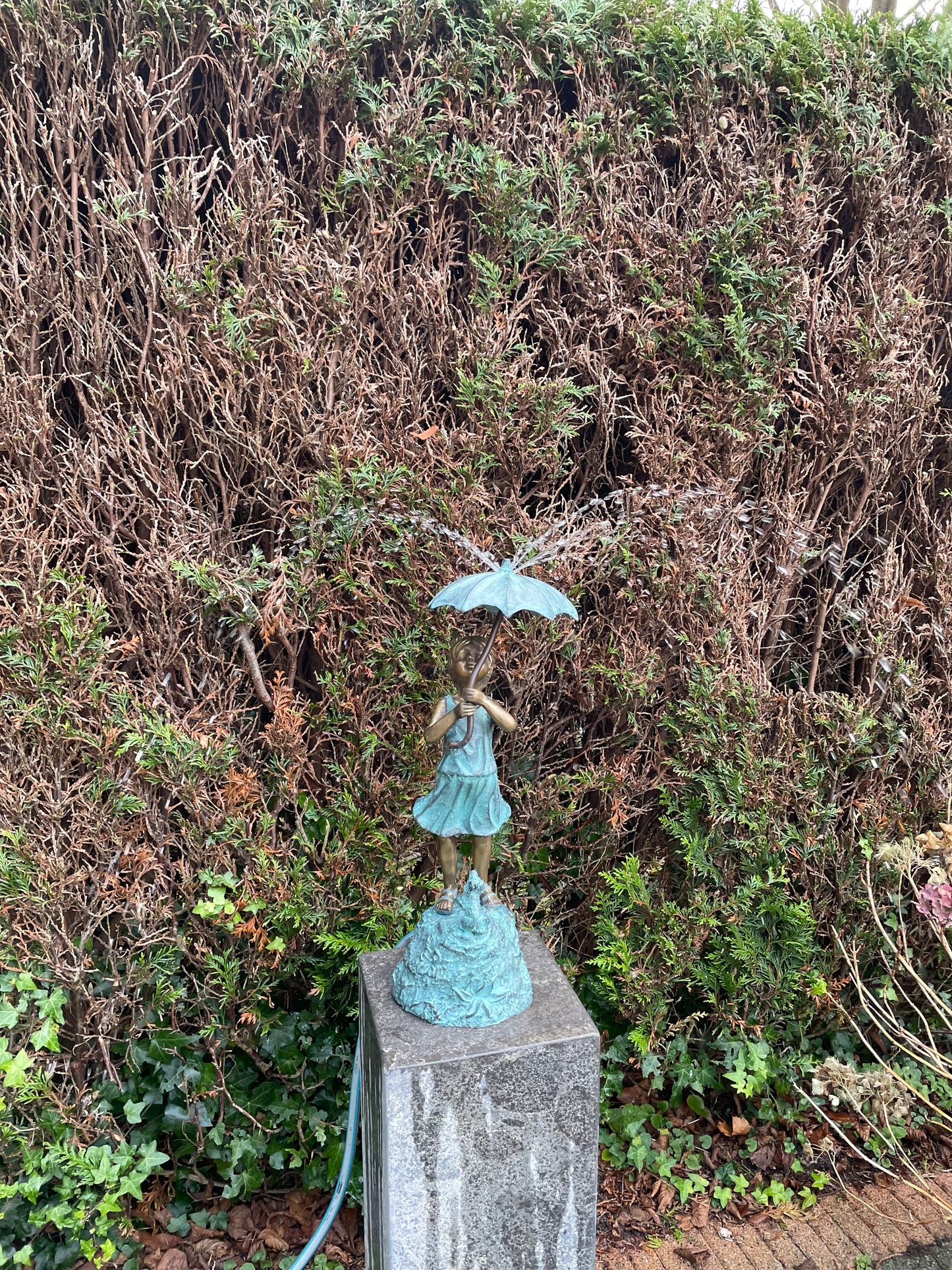 Menina de bronze sob fonte de guarda-chuva - decoração de jardim