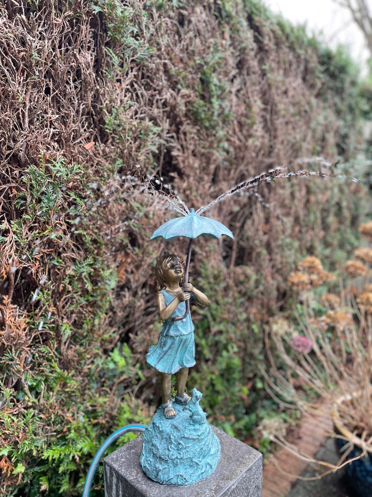 Menina de bronze sob fonte de guarda-chuva - decoração de jardim