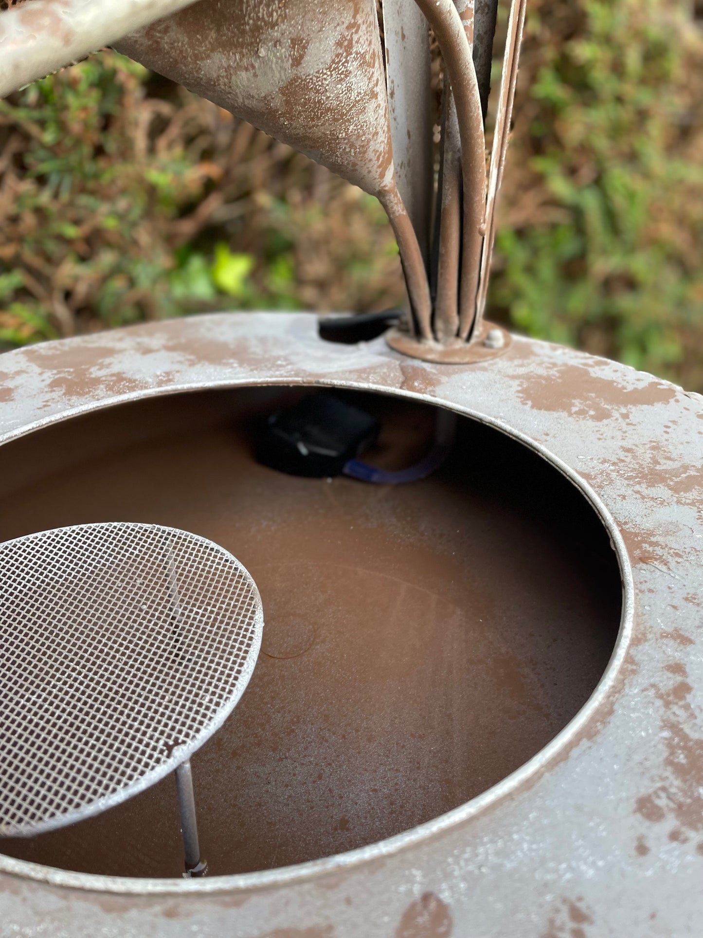 Fonte, flore de metal,  incluindo bomba