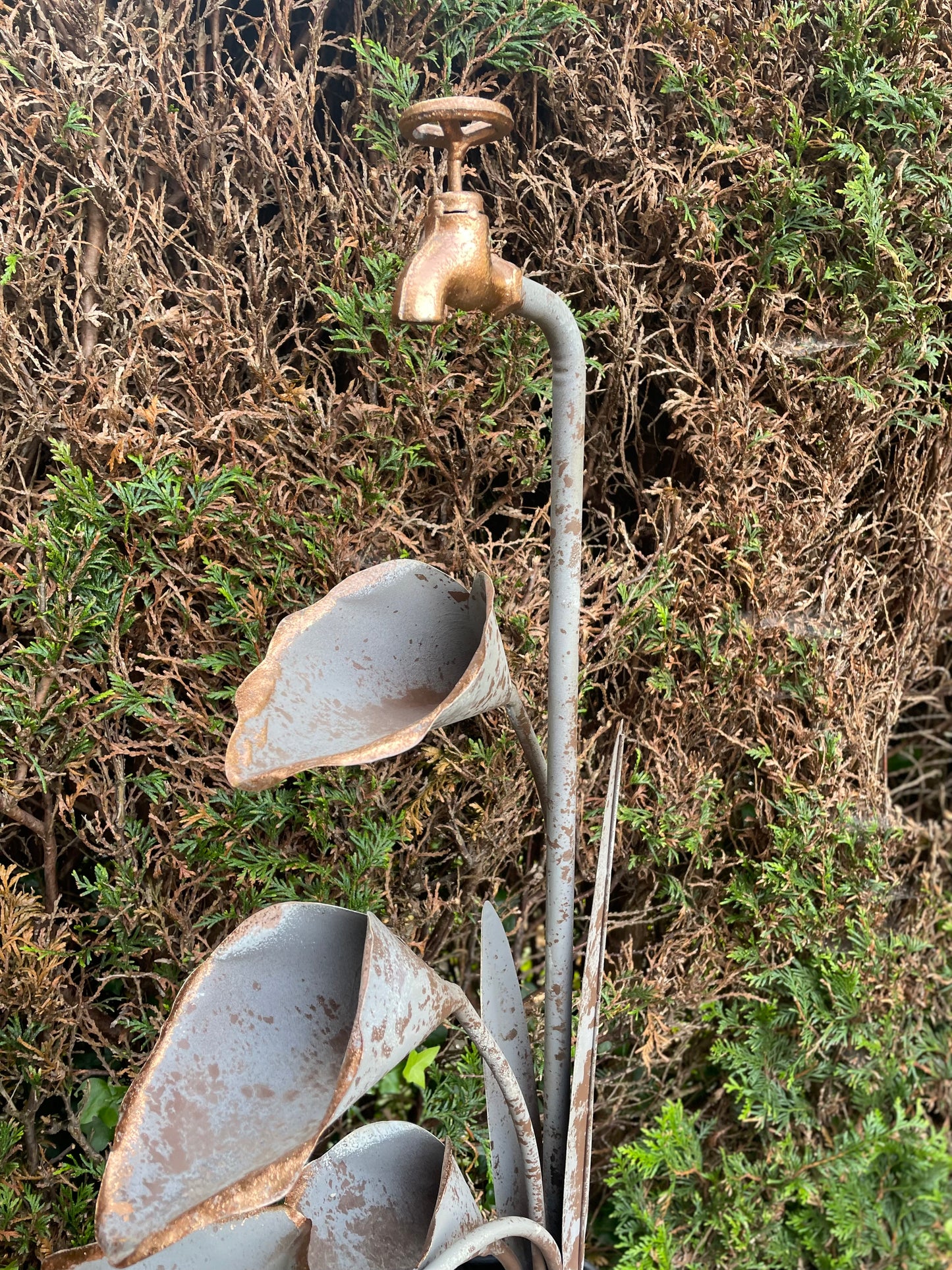 Fountain, metal flower, including pump