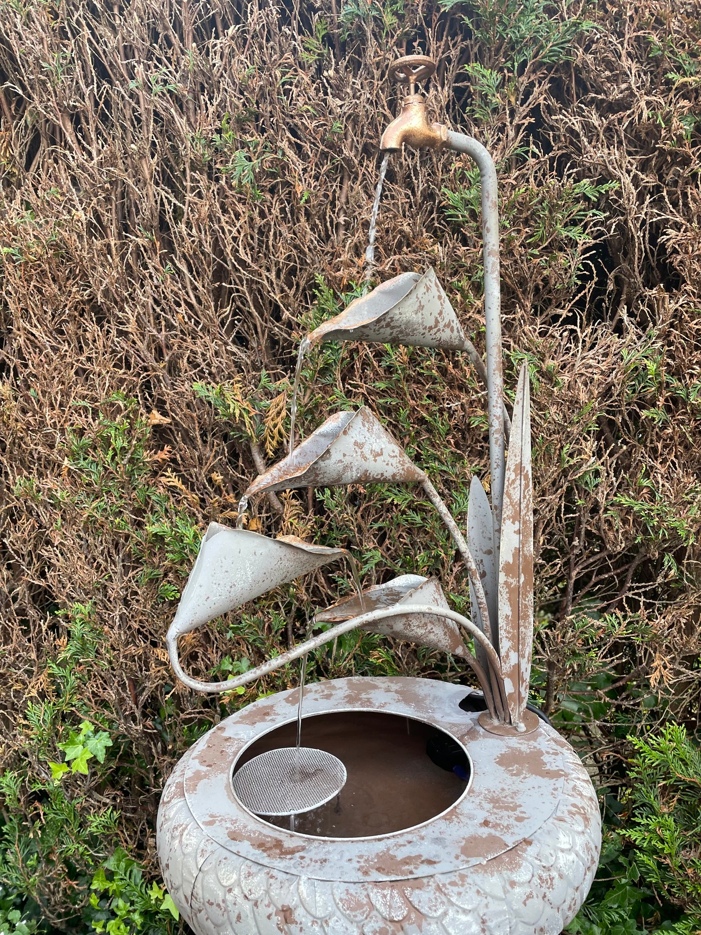 Fountain, metal flower, including pump