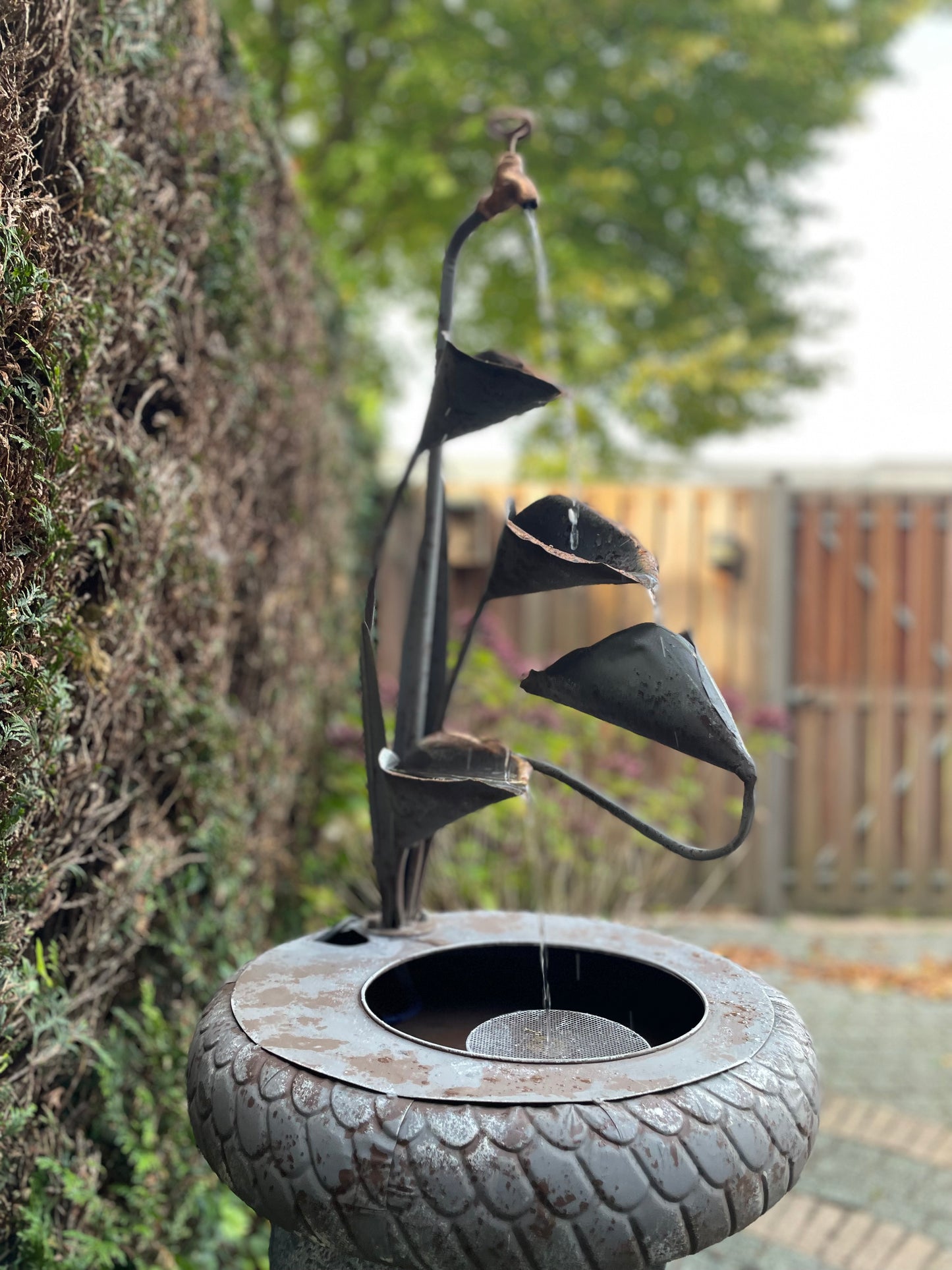 Fountain, metal flower, including pump