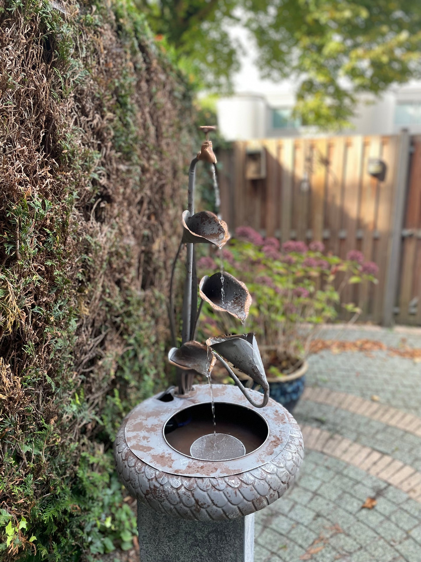 Fountain, metal flower, including pump