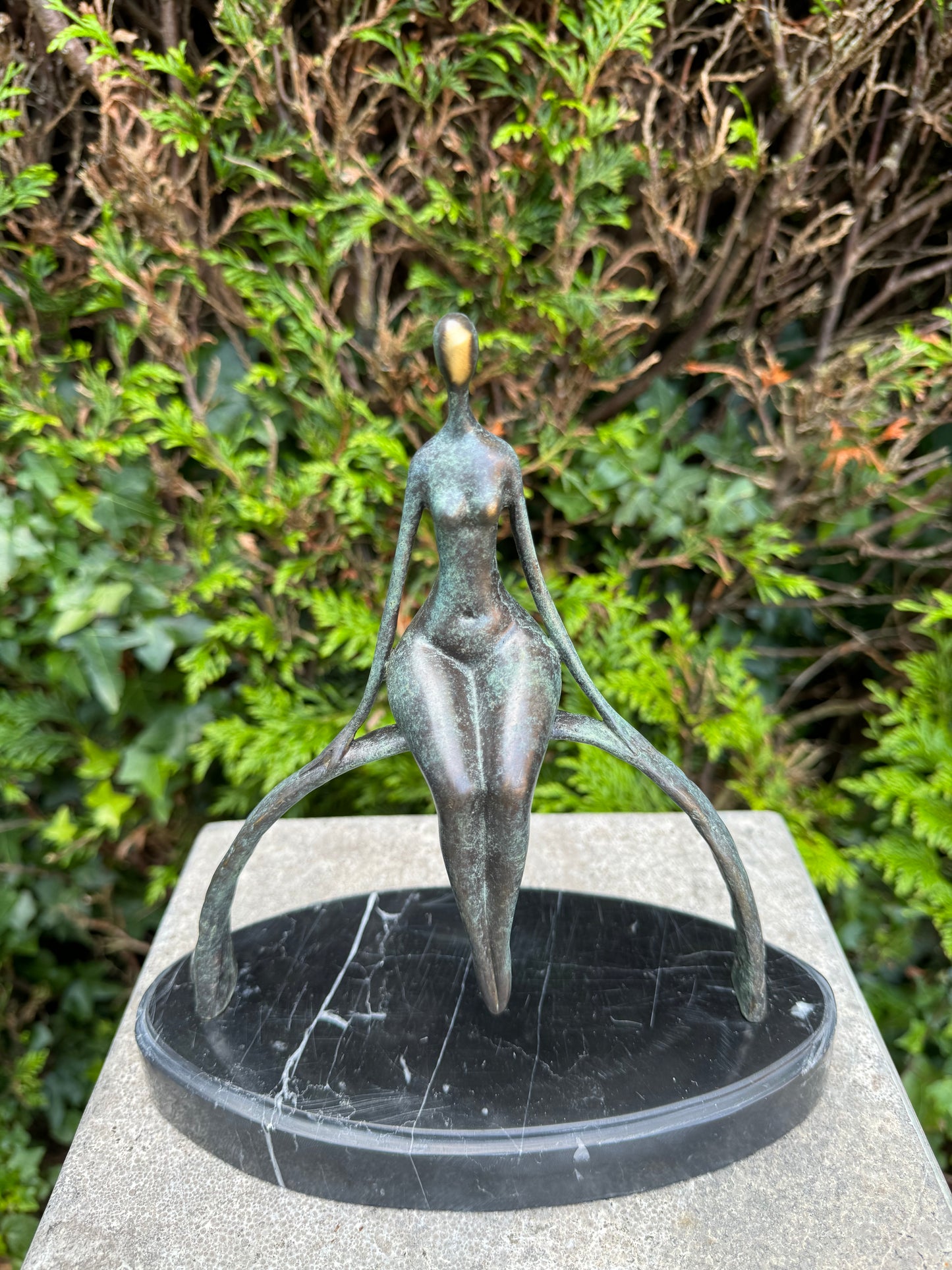 Escultura em bronze de uma mulher sentada num arco num planalto de mármore - Moderna - Elegante - Intemporal - Escultura