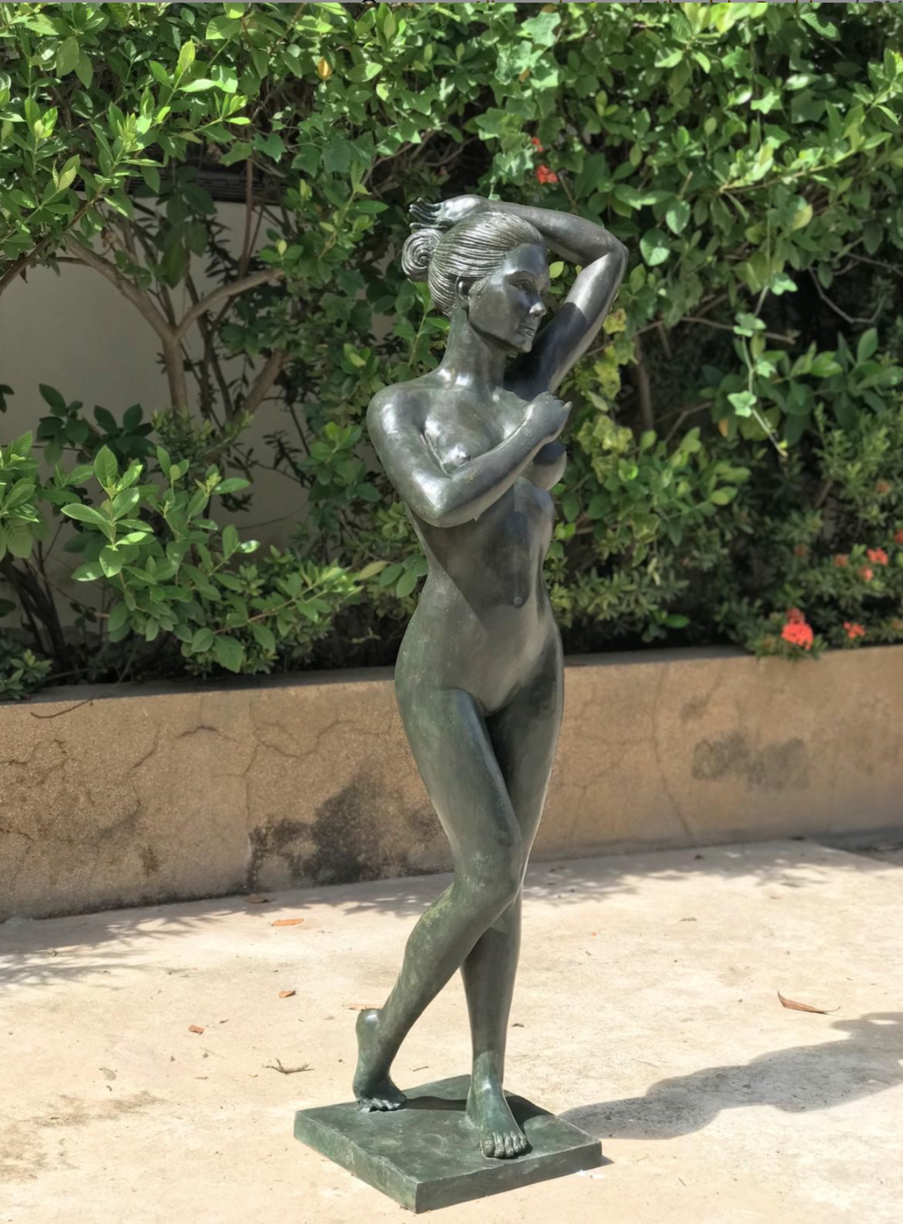 Mulher nua de bronze - 35x30x121cm