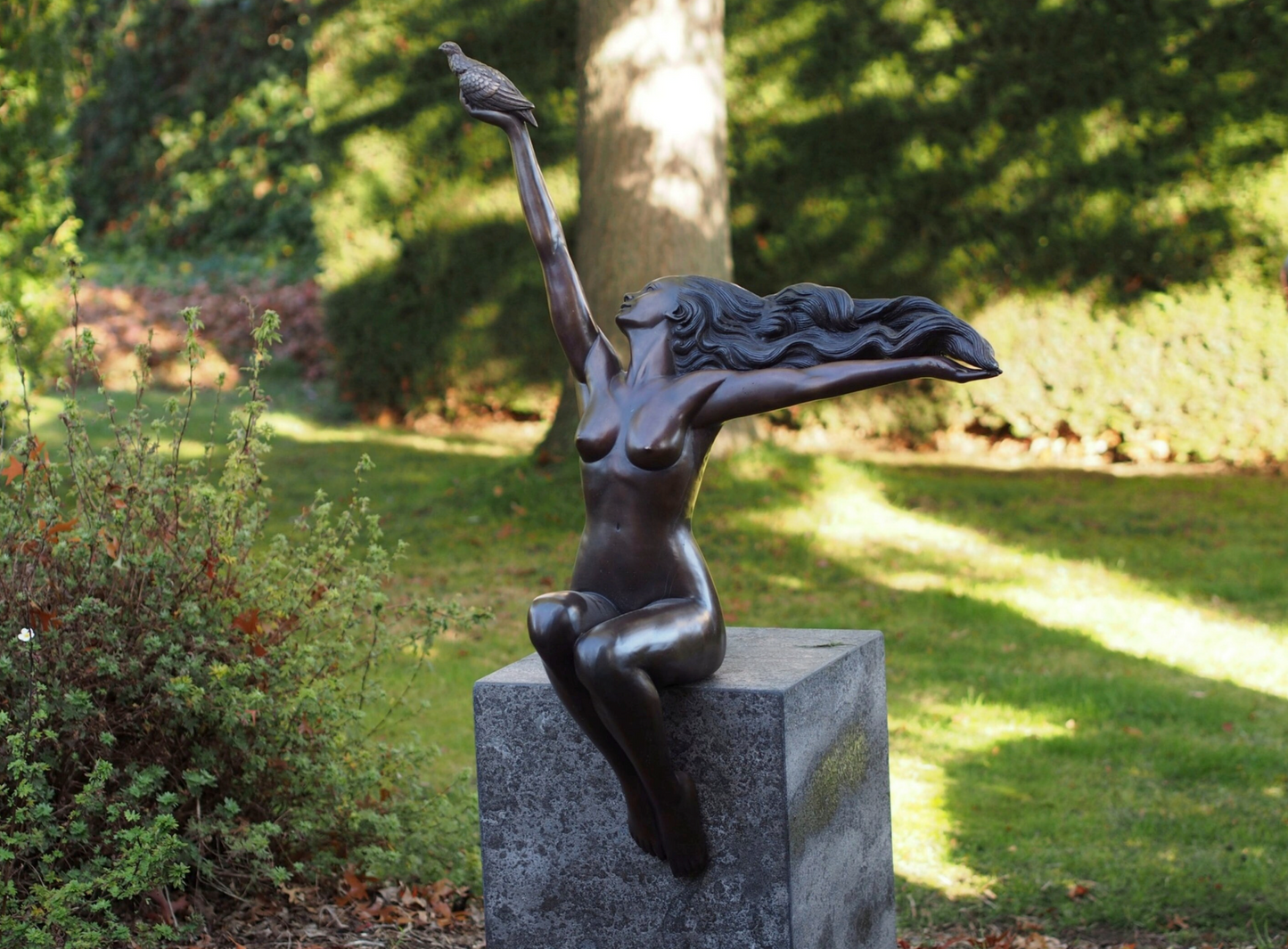 Bronzen naakte vrouw met vogel -100x80x104cm