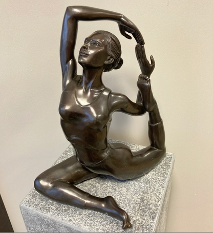 Bronze Menina de ioga sentada - 14x21x33cm