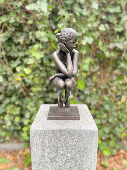 Girl thinking 37x15x19cm