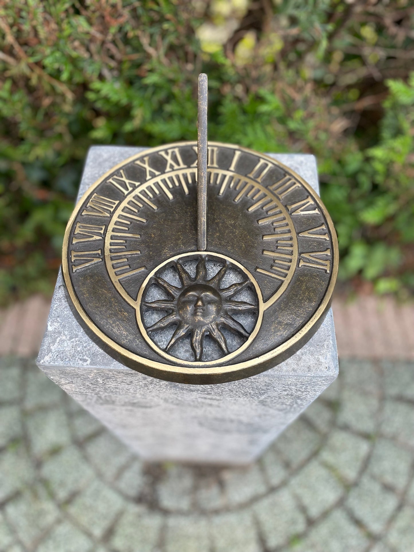 Platte bronzen zonnewijzer - Tuinbeeld - 26x26x10cm