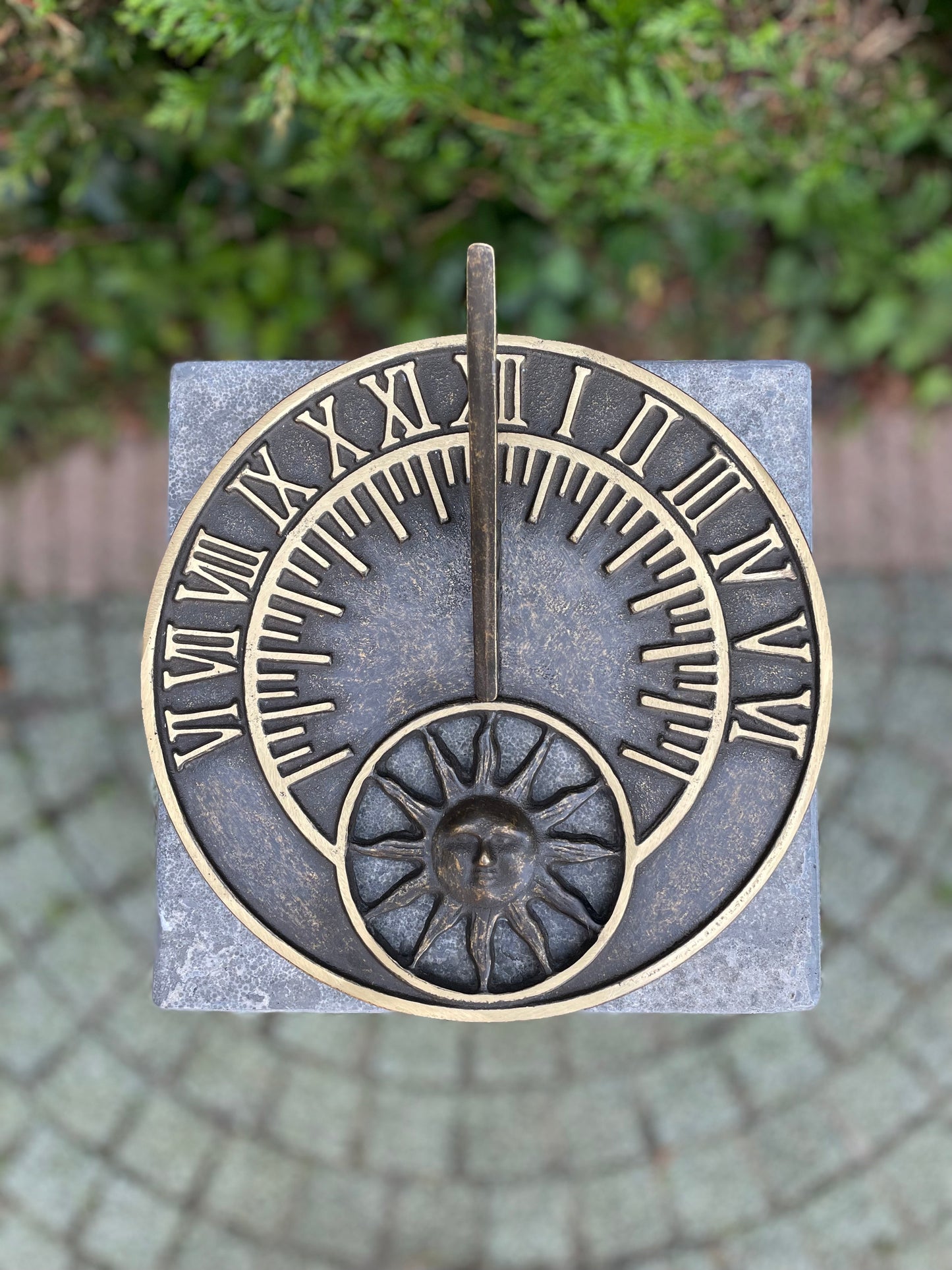 Relógio de sol plano em bronze - Estátua de jardim - 26x26x10cm