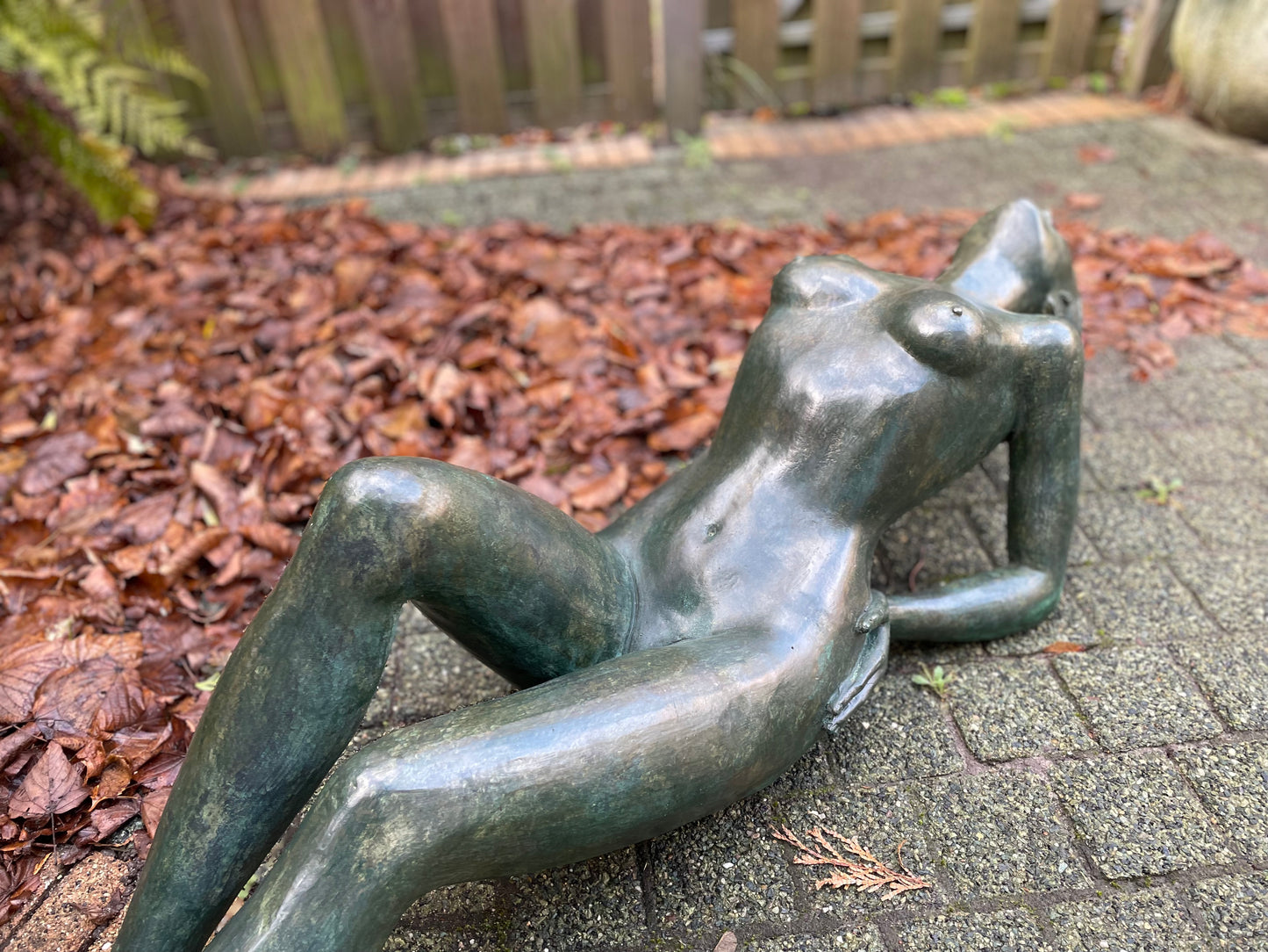 Bronzen vrouw liggende - 129x35x30cm