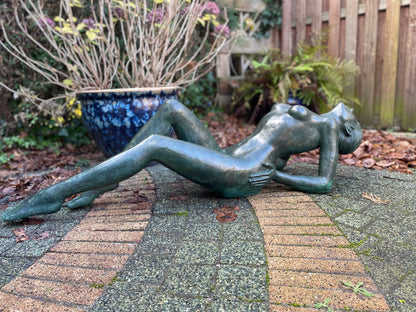 Bronzen vrouw liggende - 129x35x30cm