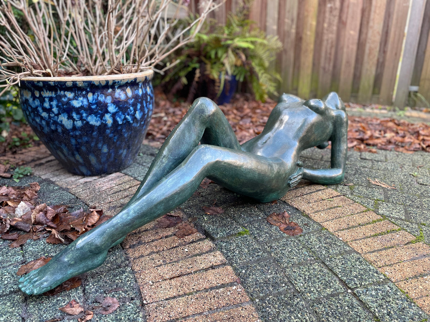 Bronzen vrouw liggende - 129x35x30cm