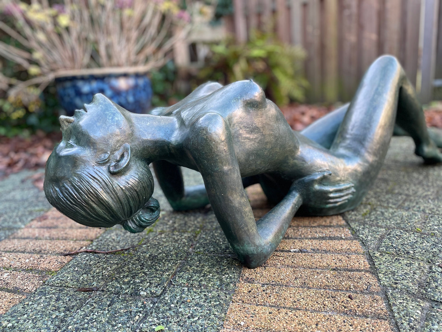 Bronzen vrouw liggende - 129x35x30cm