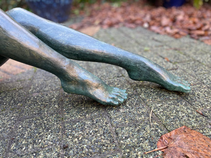 Bronzen vrouw liggende - 129x35x30cm