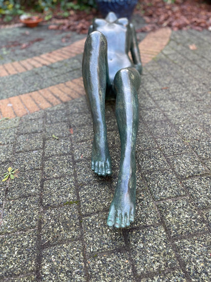 Bronzen vrouw liggende - 129x35x30cm