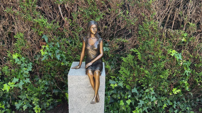 Girl sitting in bronze - Garden statue - Decoration