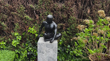 Naked man sitting in bronze - Interior - Garden statue - 35x25x36cm