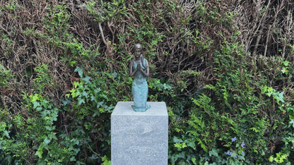 Girl praying in green bronze - 31x10x16cm