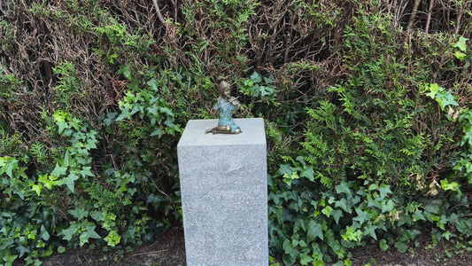 Bronze girl with violin - violinist