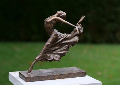 Dansende vrouw 23x18x23cm