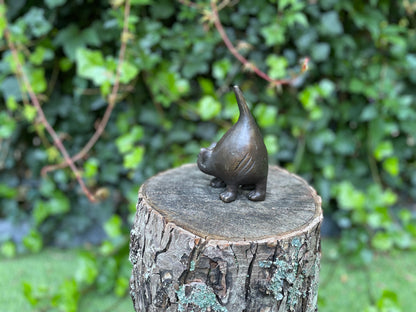 Gatinho moderno em bronze.    14x6x10cm