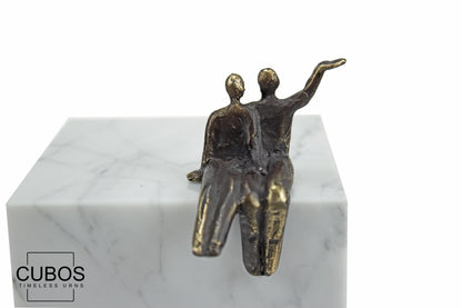 CUBOS + Little goodbye couple in bronze - CUBOS